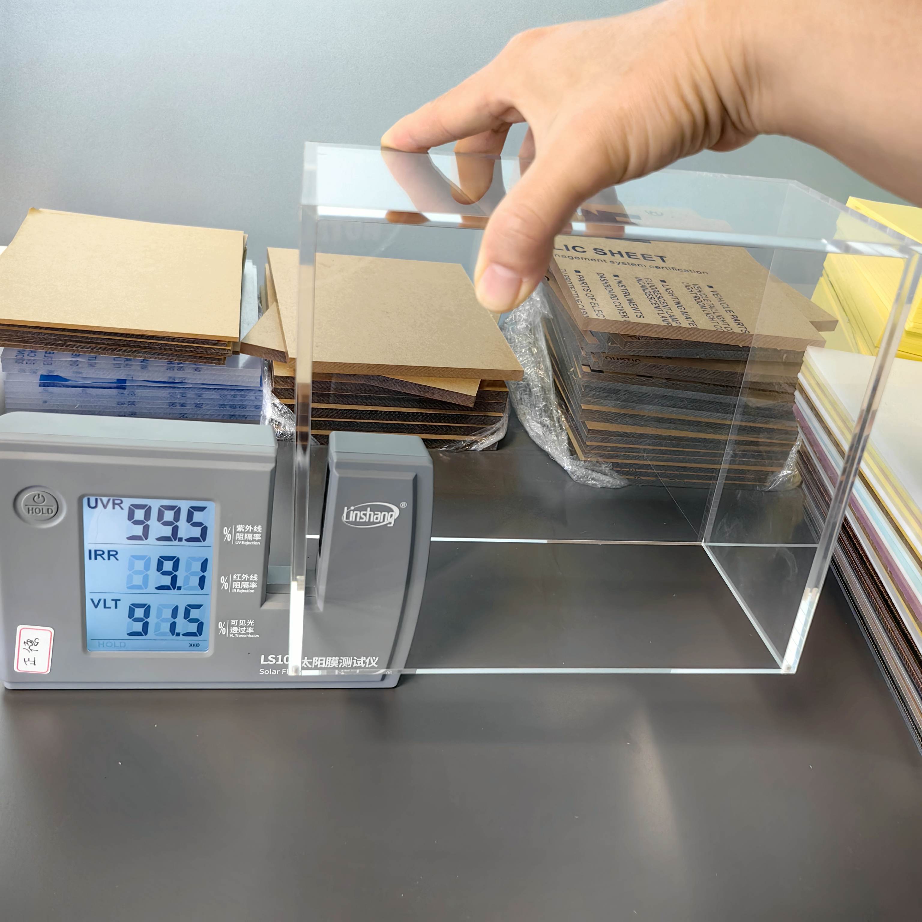 Kotak Display Akrilik Modern M - Model Kit Display ulasan dan harga